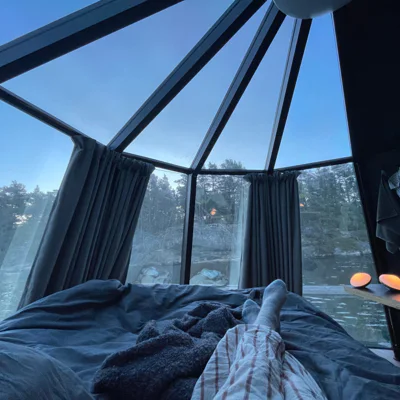 Glamping i igloo vid vattnet